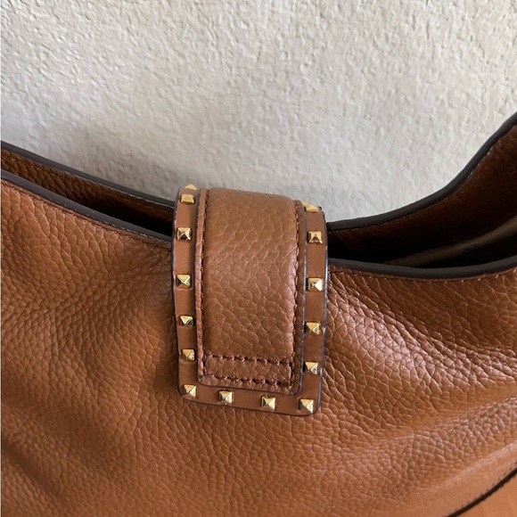 Michael Kors Lillian Medium
Shoulder - Picture 6 of 15